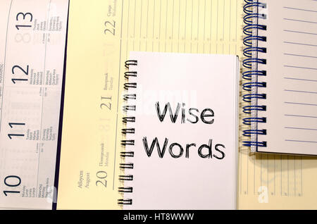 Weise Worte Text Konzept schreiben auf notebook Stockfoto