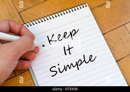 Halten Sie es einfach Text Konzept schreiben auf notebook Stockfoto