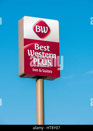 BEST Western Plus Hotel Sign Neues Branding der Hotelkette in den USA und Kanada gegen Einen sonnigen blauen Himmel Stockfoto