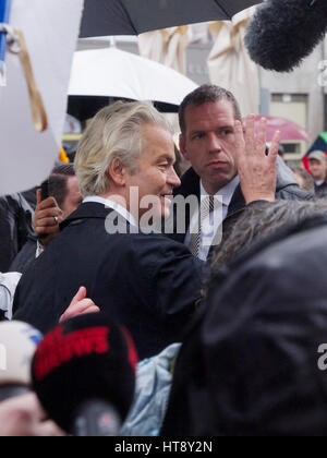 Niederländische populistische Partei PVV Politikers Geert Wilders in Breda, umgeben von Nachrichtenreporter und Bodyguards. Stockfoto