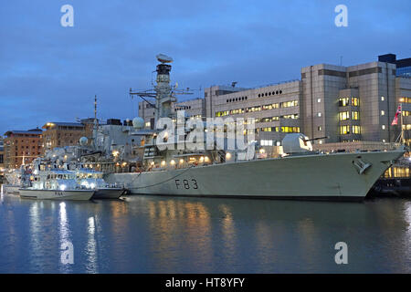 Blick auf den Typ 23 Fregatte HMS St Albans der britischen Royal Navy vertäut neben an den West India Docks bei Nacht während eines Besuchs in London im Jahr 2017 Stockfoto