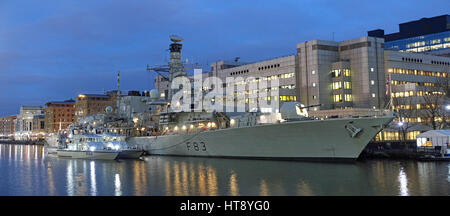 Blick auf den Typ 23 Fregatte HMS St Albans der britischen Royal Navy vertäut neben am West India Docks in der Abenddämmerung bei einem Besuch in London im Jahr 2017 Stockfoto