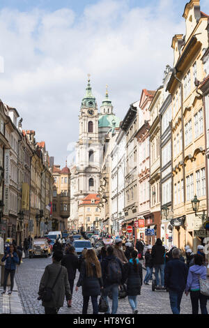 Mostecka Straße mit St.-Nikolaus-Kirche im Hintergrund, Mala Strana, Prag, Tschechische Republik Stockfoto