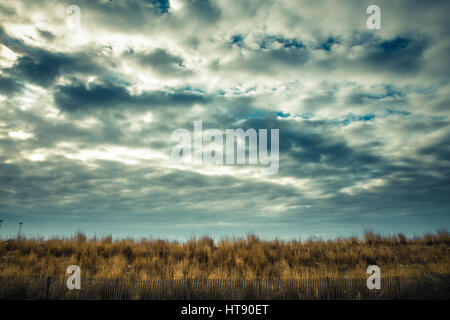 Dramatischer Himmel über groß Strandhafer Stockfoto