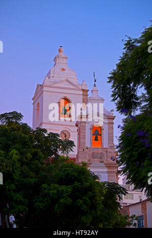 Glockentürme der Igreja de Santo Antonio in der Abenddämmerung, Lagos, Portugal Stockfoto