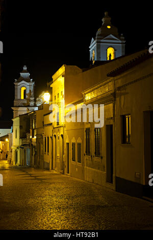 Glockentürme der Igreja de Santo Antonio in der Nacht, Lagos, Portugal Stockfoto