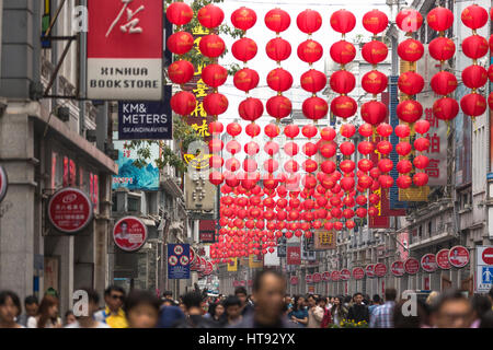 Guangzhou, China. Februar 2017.  Fußgängerzone Einkaufs Straße voller Menschen in der Stadt Guangzhou Stockfoto