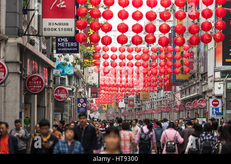 Guangzhou, China. Februar 2017. Menschen in einer belebten Fußgängerzone in der Stadt Guangzhou Stockfoto