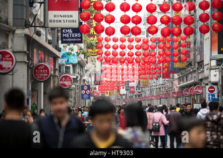 Guangzhou, China. Februar 2017.  Belebten Einkaufsstraße in der Stadt Guangzhou Stockfoto