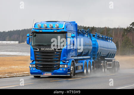 SALO, Finnland - 4. März 2017: Blaue Scania R580 Tanker und die neue 5-Achs-trailer für Transport von Kuljetusliike Markus Hänninen Oy auf der Straße ich Stockfoto