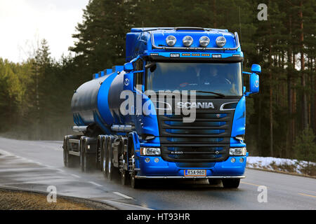 SALO, Finnland - 4. März 2017: Blaue Scania R580 Tankwagen für den Transport von Kuljetusliike Markus Hänninen Oy bewegt sich auf nassem Asphaltweg in Graf Stockfoto