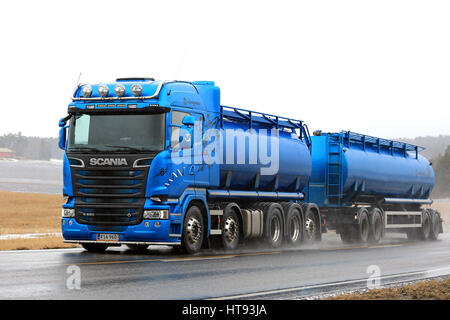 SALO, Finnland - 4. März 2017: Blaue Scania R580 Tankwagen für Schüttguttransport forciert auf Autobahn bei fallenden Graupel und Regen. Stockfoto