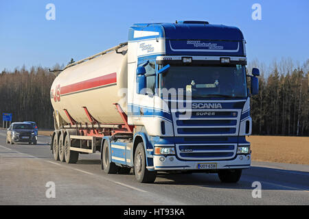 KAARINA, Finnland - 5. März 2017: Scania R480 halb Tanker von Lohjan Ajolahto Oy schleppt eine Ladung auf Autobahn an einem sonnigen Tag des Frühlings. Stockfoto