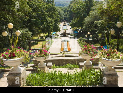 Kaskade-Treppen - ein wunderschöner Ort, bestehend aus einem Brunnen, befindet sich auf der langen Treppe führt hinunter die dekorative Smirnovsky an den See, Zhele Stockfoto