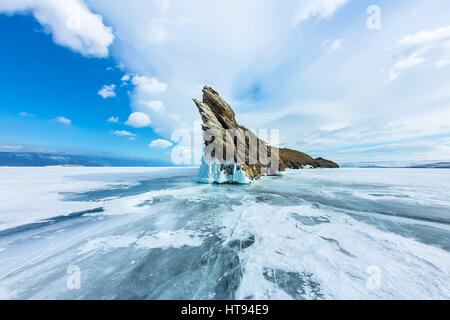 Transparente Eis am Baikalsee in der Nähe von Ogoy Insel. Sibirien, Russland. Stockfoto