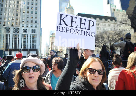 New York, USA. 8. März 2017. Tausende von Frauen-Rallye im Rahmen der bundesweiten Protest "Tag ohne ein Frau" auf der internationalen Frauen Tag 2017 gegenüber vom Central Park in New York. Der Aufruf für "ein Tag ohne Frauen" - für Frauen am Tag abheben (bezahlte und unbezahlte, zu Hause und auswärts); Um zu vermeiden, Einkaufen für den Tag "mit Ausnahmen für kleine Unternehmen, Frauen und Minderheiten," nach Angaben der Organisatoren. Bildnachweis: Luiz Roberto Lima/Pacific Press/Alamy Live-Nachrichten Stockfoto