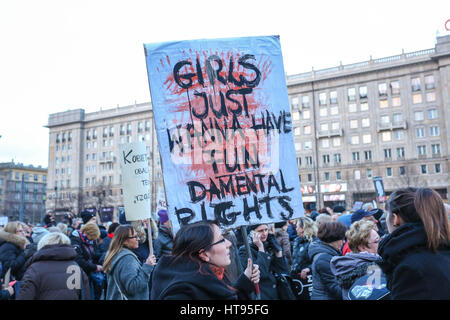 Warschau, Polen. 8. März 2017. Frauen-Protest findet in Warschau am internationalen Tag der Frau. Tausende von Frauen übergeben das Zentrum von Warschau. Eine kleine Gruppe von Anti-Demonstranten war getrennt von der Polizei. Bildnachweis: Madeleine Lenz/Pacific Press/Alamy Live-Nachrichten Stockfoto