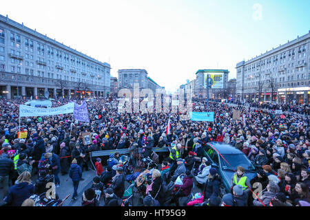 Warschau, Polen. 8. März 2017. Frauen-Protest findet in Warschau am internationalen Tag der Frau. Tausende von Frauen übergeben das Zentrum von Warschau. Eine kleine Gruppe von Anti-Demonstranten war getrennt von der Polizei. Bildnachweis: Madeleine Lenz/Pacific Press/Alamy Live-Nachrichten Stockfoto