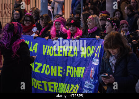 Rom, Italien. 8. März 2017. Demonstration der Frauen für gleiche Rechte im Rahmen des internationalen Frauentages. Bildnachweis: Andrea Ronchini/Pacific Press/Alamy Live-Nachrichten Stockfoto