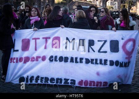 Rom, Italien. 8. März 2017. Demonstration der Frauen für gleiche Rechte im Rahmen des internationalen Frauentages. Bildnachweis: Andrea Ronchini/Pacific Press/Alamy Live-Nachrichten Stockfoto