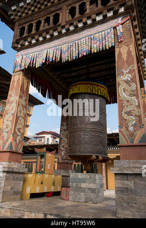 Thimphu, Bhutan Hauptstadt von Bhutan. 5-Sterne Luxushotel Taj Tashi Hotel in der Innenstadt von Thimphu. Hinterhof Gebetsmühle. Stockfoto