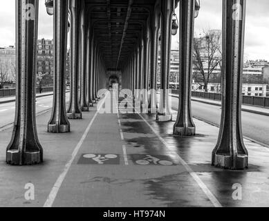 Ein schwarz-weiß Bild von dem Radweg auf der Bir Hakeim-Brücke in Paris Frankreich. Stockfoto