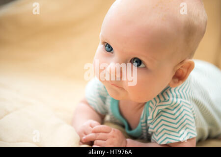 süße verträumte kleine Baby Mädchen Porträt Stockfoto