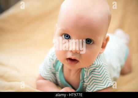 süße verträumte kleine Baby Mädchen Porträt Stockfoto