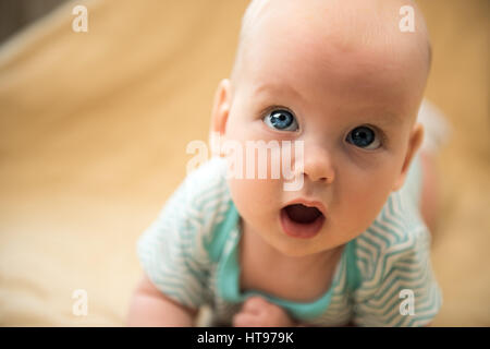 süße verträumte kleine Baby Mädchen Porträt Stockfoto