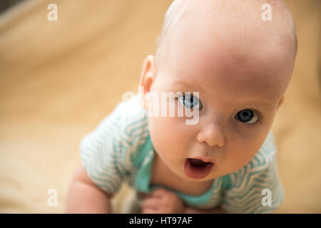 süße verträumte kleine Baby Mädchen Porträt Stockfoto