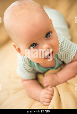 süße verträumte kleine Baby Mädchen Porträt Stockfoto