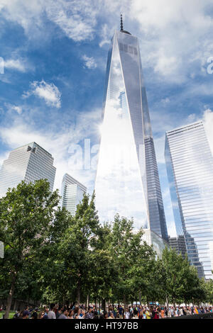 Nachschlagen im stehen an einer symbolischen 1.776 Fuß hoch, 104-geschossigen Gebäude des One World Trade Center an einem teilweise bewölkten Tag In New York City, USA Stockfoto