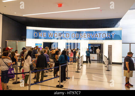 Menschen, in einer Schlange stehen um Tickets für das One World Observatory Stockfoto