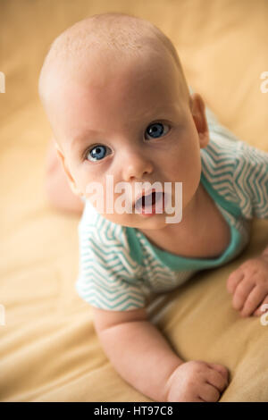 süße verträumte kleine Baby Mädchen Porträt Stockfoto