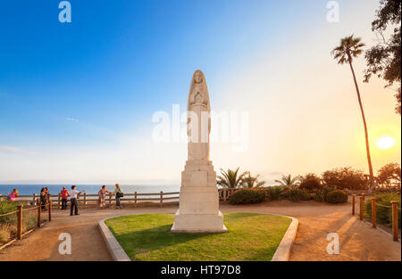 Santa Monica, Kalifornien. Statue von Santa Monica an der Ocean Avenue entlang dem Strand. Bei Sonnenuntergang mit Touristen fotografieren. Stockfoto