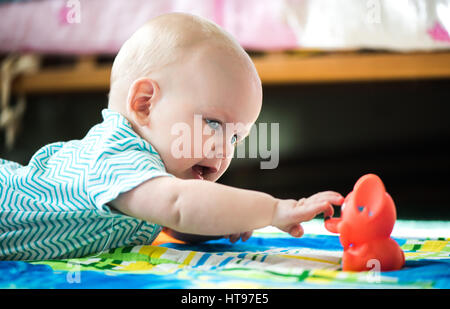 süße verträumte kleine Baby Mädchen Porträt Stockfoto