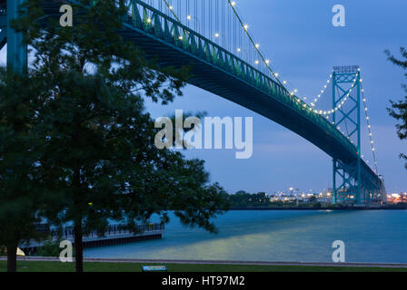 Der Ambassador International Bridge in der Dämmerung aus Windsor, Ontario, Kanada, auf der Suche nach Detroit, Michigan, USA übernommen. Stockfoto