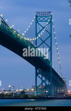 Der Ambassador International Bridge in der Dämmerung aus Windsor, Ontario, Kanada, auf der Suche nach Detroit, Michigan, USA übernommen. Stockfoto