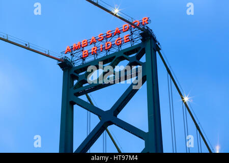 Der Botschafter International Bridge in der Dämmerung aus Windsor, Ontario, Kanada übernommen. Stockfoto