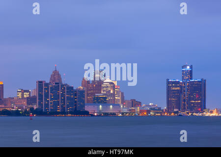 Blick über den Detroit River aus Windsor, Ontario, ist die Skyline von Detroit einschließlich GM Renaissance Center in Detroit, Michigan, USA. Stockfoto