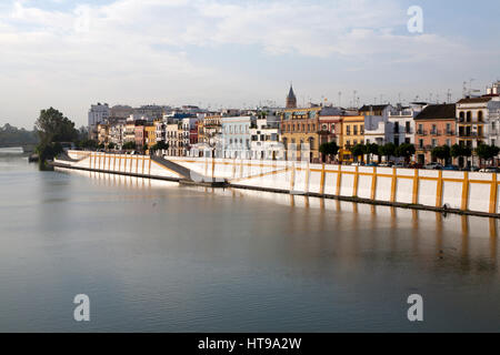 Historische Häuser auf Calle Betis im Stadtteil Triana an den Ufern des Flusses Guadalquivir, Sevilla, Spanien Stockfoto