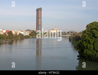 Aus dem Fluss Guadalquivir betrachtet Cajasol Büro Hochhaus im Bau in La Cartuja Gegend von Sevilla, Spanien Stockfoto