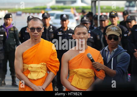 Sorn-Wan Sirishuntarintr (Aka. Pa-Cheng) meldete sich entsprechend der NCPO Ladung Reihenfolge Nr. 5/2560 (2017) auf 5. März 2017 bei Frontier Polizei Büros Abschnitt 1 auf Begriff Ungehorsam eine Reihenfolge der NCPO. Ihr wurde vorgeworfen, weil sie erlauben, Mönche und Buddhisten, die diejenigen Dhammakaya Tempel (Wat Phra Dhammakaya unterstützen), in ihrem eigenen Land einzuberufen, die nicht so weit von der Wat Phra Dhammakaya ist.   Weitere Bilder zu zeigen die kürzlich Situation um Wat Phra Dhammakay nach beschränkt und NCPOs und der DSI Ordnung das Gebiet umschlossen. (Foto: Thitinun Sampiphat / Pacific Press) Stockfoto