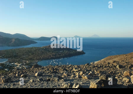 Blick auf die atemberaubende Landschaft der Äolischen Inseln Stockfoto