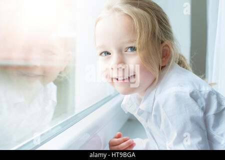 Süße blonde Pre school Mädchen lächelnd Portrait Stockfoto