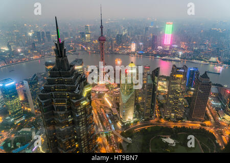 Ein Blick von der Shanghai World Financial Center mit dem Jin Mao und der Oriental Pearl Tower Stockfoto