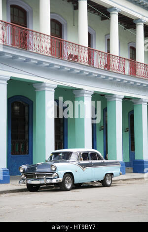 American Oldtimer in Havanna, Kuba.Cuba Street Scene. Pastellfarben der Architektur. Vollformat. Keine Leute. Stockfoto