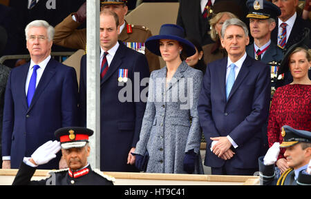 (V.l.) Defence Secretary Sir Michael Fallon, der Herzog und Herzogin von Cambridge, Kanzler Philip Hammond und die Gräfin von Wessex, Teilnahme an einem Trommelfell Militärdienst auf Horse Guards Parade in London, vor der Enthüllung eines nationalen Denkmals zu Ehren der Streitkräfte und Zivilisten, die ihr Land während des Golf-Krieg und Konflikte im Irak und in Afghanistan gedient. Stockfoto