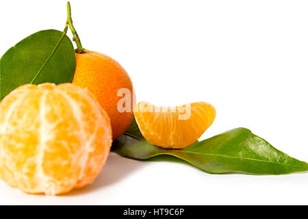 Frische Mandarinen und geschälte Früchte auf weißem Hintergrund. Stockfoto
