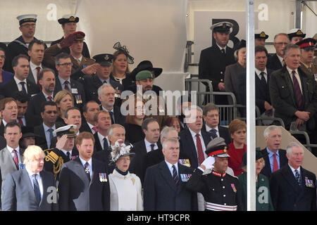 Würdenträger, die Teilnahme an einem Trommelfell Militärdienst auf Horse Guards Parade in London, vor der Enthüllung eines nationalen Denkmals zu Ehren der Streitkräfte und Zivilisten, die ihr Land während des Golf-Krieg und Konflikte im Irak und in Afghanistan gedient. Stockfoto